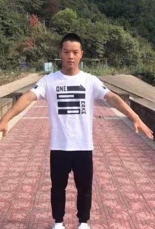 因長相太醜被親媽拋棄,卻被周星馳看中捧紅,如今逆襲成帥小伙