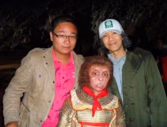 因長相太醜被親媽拋棄，卻被周星馳看中捧紅，如今逆襲成帥小伙