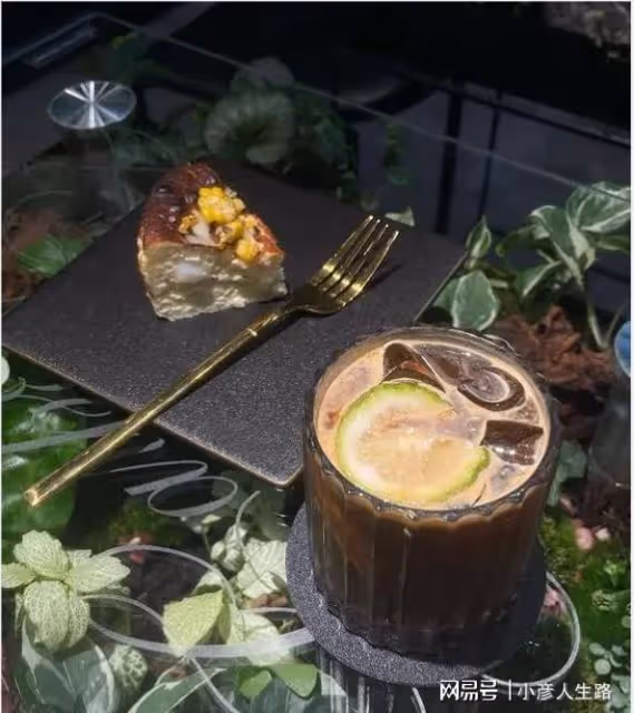 洗米嫂獨自喝下午茶，等待老公的判決，劉碧麗過著滋潤的生活