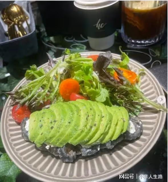 洗米嫂獨自喝下午茶，等待老公的判決，劉碧麗過著滋潤的生活