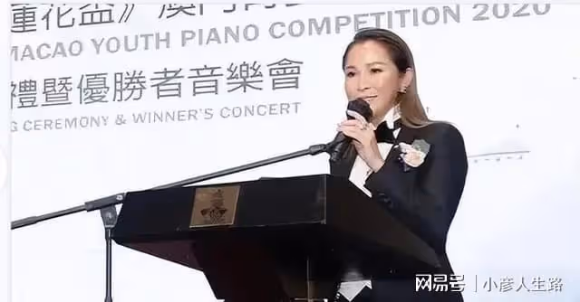 洗米嫂獨自喝下午茶，等待老公的判決，劉碧麗過著滋潤的生活