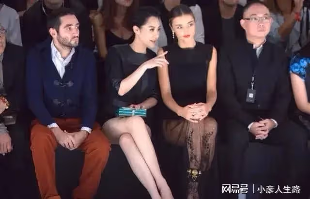許晴對旁邊的美女老外說：「還是你聰明，用一塊黑紗遮住了！」