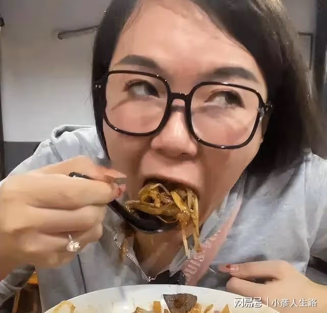 體面告別？瘋產姐妹解散，張小花被調侃懷孕，邵雨軒小號漲粉百萬