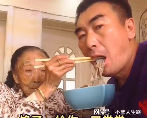 85歲馬玉琴賭氣不接電話，李玉成獨自回老家，網友：有臉回去嗎？