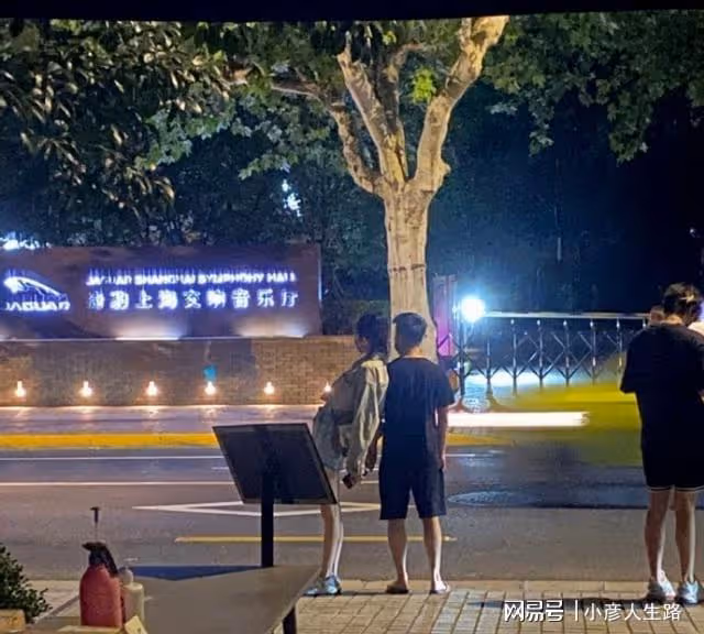奚夢瑤何猷君約會被偶遇,女方懶洋洋依偎老公身上,牽著小手好甜