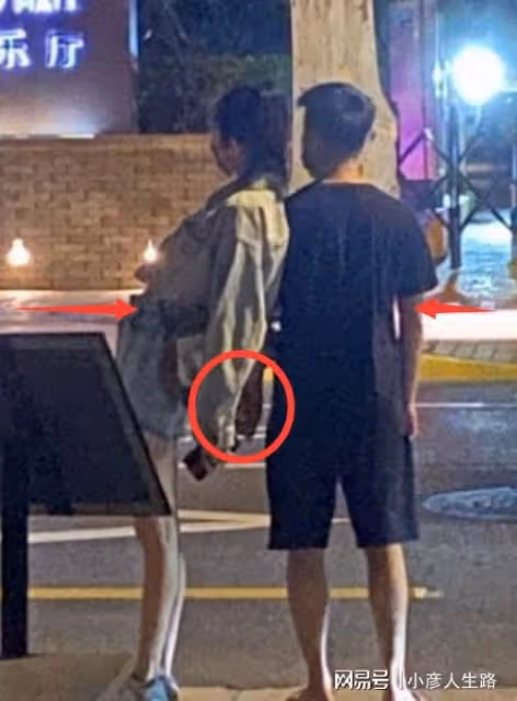 奚夢瑤何猷君約會被偶遇,女方懶洋洋依偎老公身上,牽著小手好甜