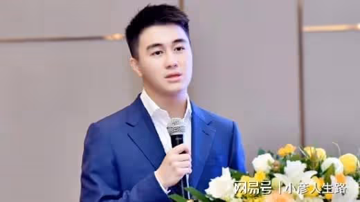 奚夢瑤何猷君約會被偶遇,女方懶洋洋依偎老公身上,牽著小手好甜