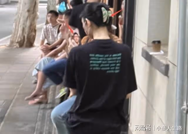 奚夢瑤何猷君約會被偶遇,女方懶洋洋依偎老公身上,牽著小手好甜
