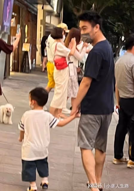 奚夢瑤何猷君約會被偶遇,女方懶洋洋依偎老公身上,牽著小手好甜