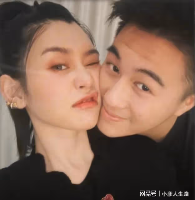 奚夢瑤何猷君約會被偶遇,女方懶洋洋依偎老公身上,牽著小手好甜