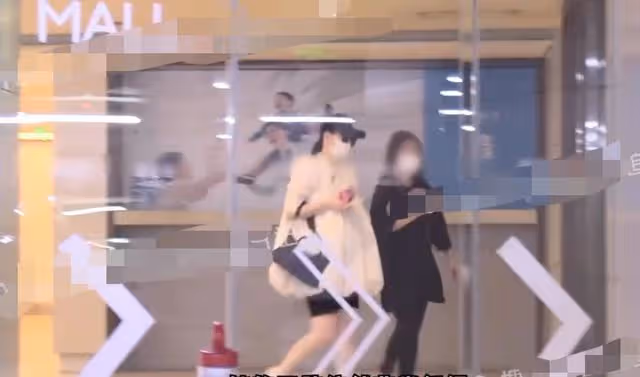 戚薇挺孕肚逛街,步伐緩慢雙腿浮腫明顯,7歲女兒身高到媽媽胸部