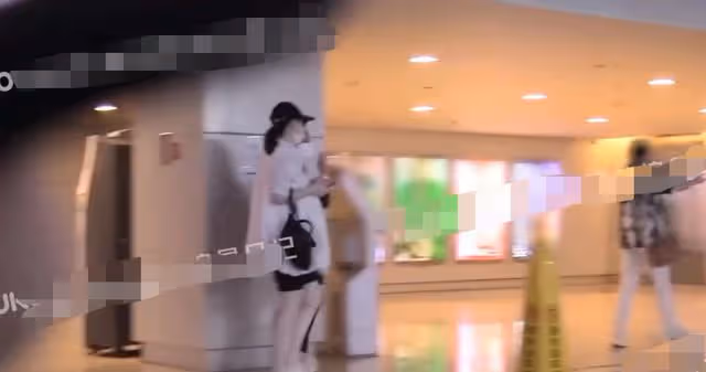 戚薇挺孕肚逛街,步伐緩慢雙腿浮腫明顯,7歲女兒身高到媽媽胸部