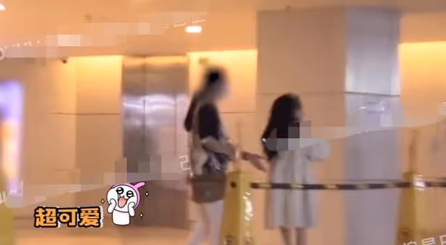 戚薇挺孕肚逛街,步伐緩慢雙腿浮腫明顯,7歲女兒身高到媽媽胸部