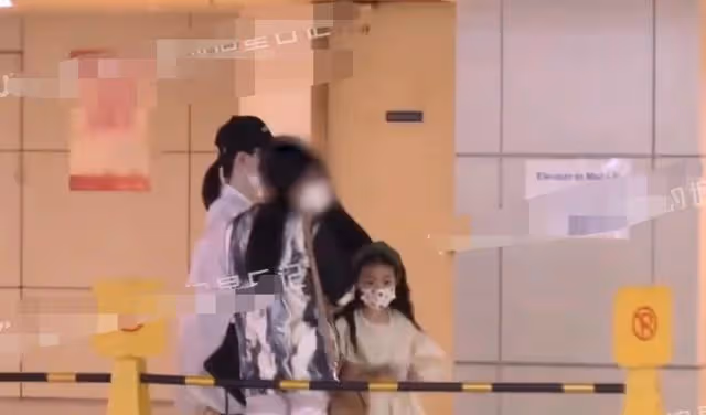 戚薇挺孕肚逛街,步伐緩慢雙腿浮腫明顯,7歲女兒身高到媽媽胸部
