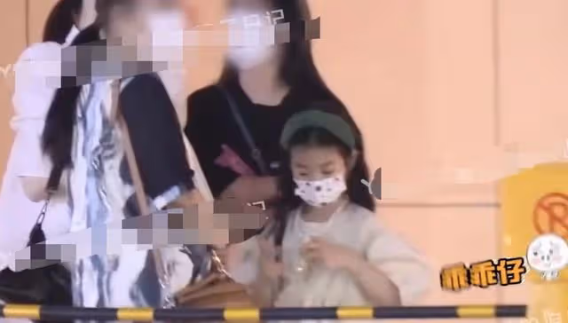 戚薇挺孕肚逛街,步伐緩慢雙腿浮腫明顯,7歲女兒身高到媽媽胸部