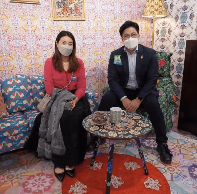 霍啟剛攜妻子看展 穿西裝難逃中年發福