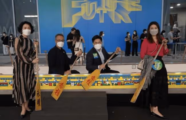 霍啟剛攜妻子看展 穿西裝難逃中年發福