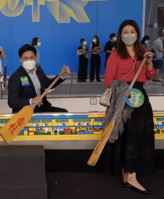 霍啟剛攜妻子看展 穿西裝難逃中年發福