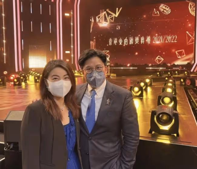霍啟剛攜妻子看展 穿西裝難逃中年發福