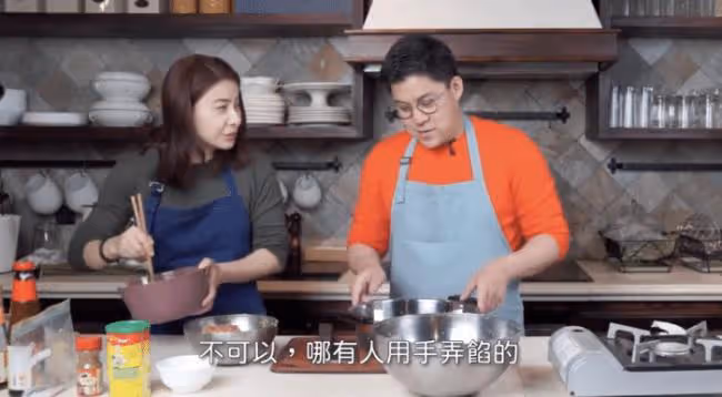 霍啟剛攜妻子看展 穿西裝難逃中年發福