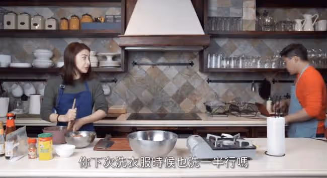 霍啟剛攜妻子看展 穿西裝難逃中年發福