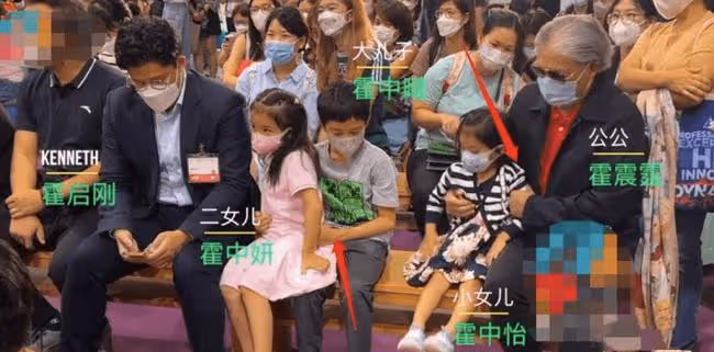 霍啟剛攜妻子看展 穿西裝難逃中年發福