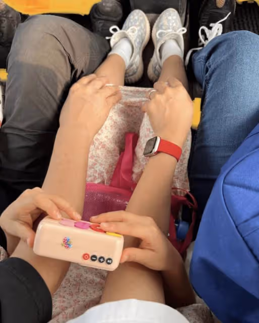 湯唯曬一家三口合影秀婚戒 5歲女兒坐中間