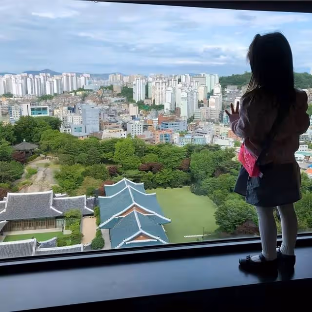 湯唯曬一家三口合影秀婚戒 5歲女兒坐中間