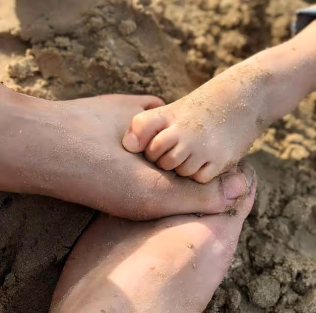 湯唯曬一家三口合影秀婚戒 5歲女兒坐中間