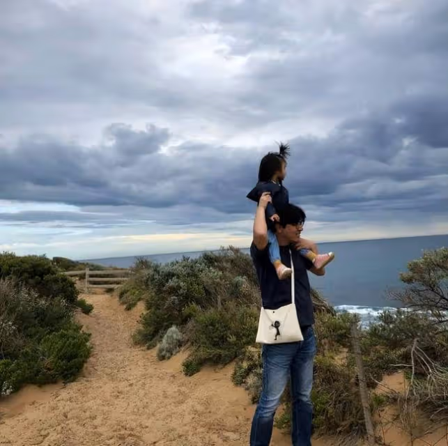 湯唯曬一家三口合影秀婚戒 5歲女兒坐中間