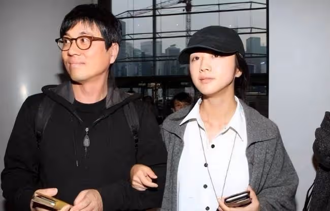 湯唯曬一家三口合影秀婚戒 5歲女兒坐中間