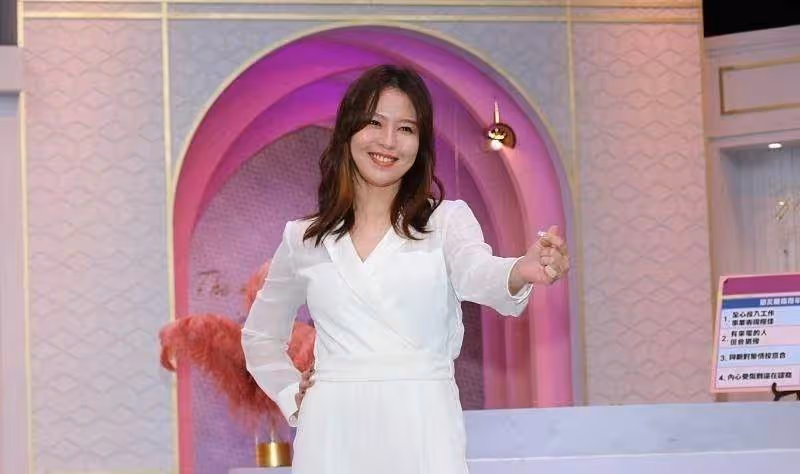 劉品言近況曝光,穿一身白髮型隨意,同框的林心如好嬌小