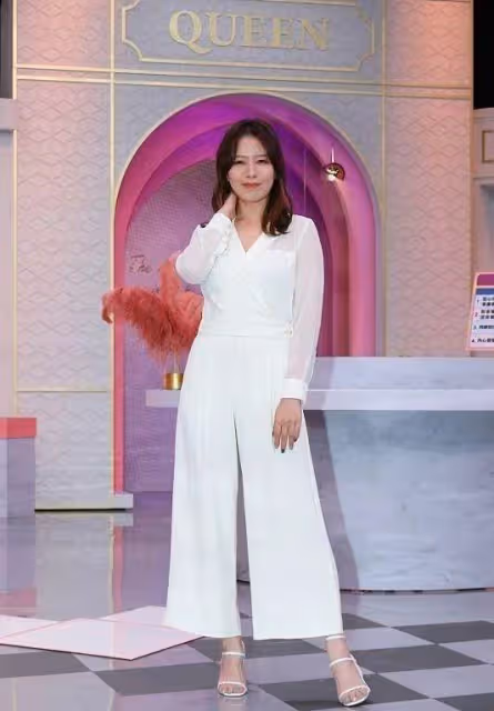 劉品言近況曝光,穿一身白髮型隨意,同框的林心如好嬌小