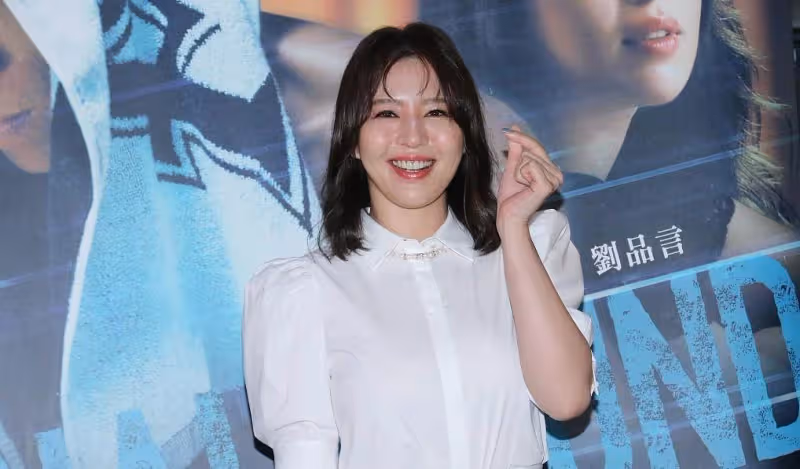 劉品言近況曝光,穿一身白髮型隨意,同框的林心如好嬌小