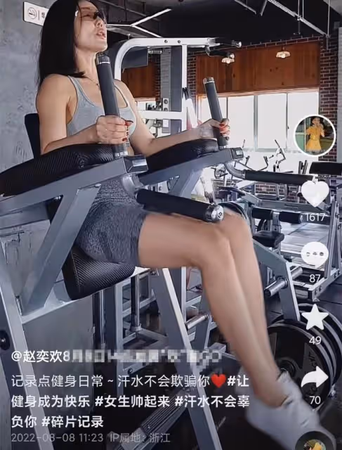 34歲趙奕歡健身房擼鐵,穿背心大秀完美身材,舉80斤槓鈴太輕鬆
