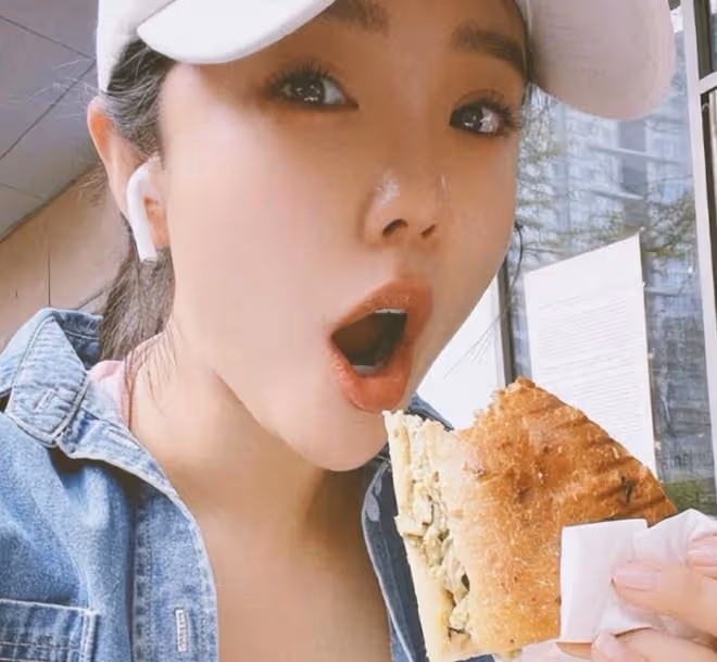 34歲趙奕歡健身房擼鐵,穿背心大秀完美身材,舉80斤槓鈴太輕鬆