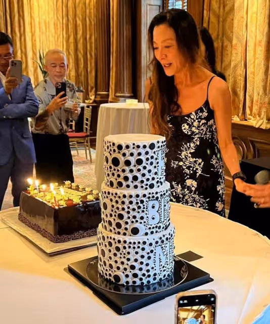 楊紫瓊邀富豪大咖慶生!穿弔帶裙緊摟77歲未婚夫,吳彥祖夫婦現身