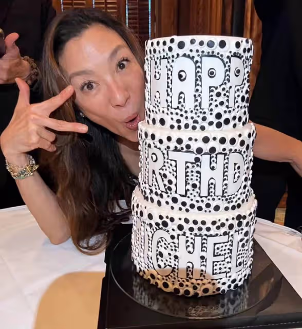 楊紫瓊邀富豪大咖慶生!穿弔帶裙緊摟77歲未婚夫,吳彥祖夫婦現身