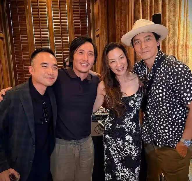 楊紫瓊邀富豪大咖慶生!穿弔帶裙緊摟77歲未婚夫,吳彥祖夫婦現身