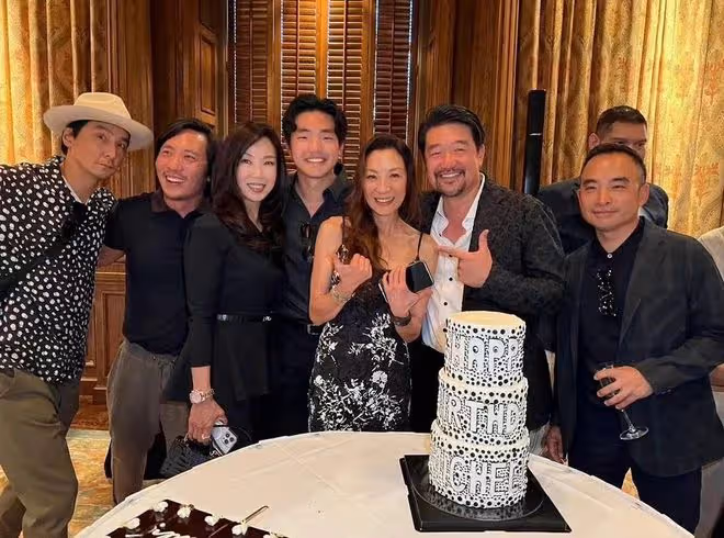 楊紫瓊邀富豪大咖慶生!穿弔帶裙緊摟77歲未婚夫,吳彥祖夫婦現身