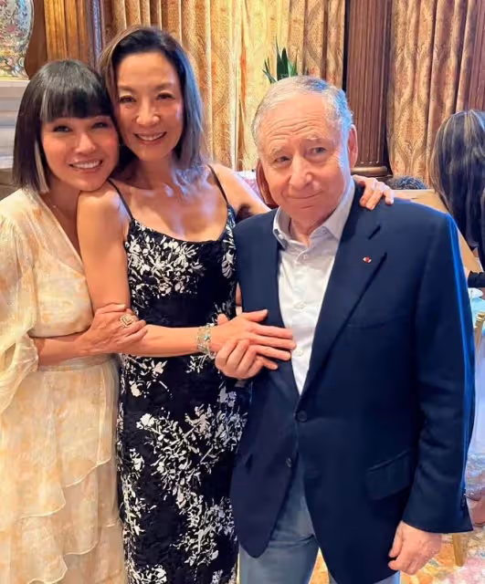 楊紫瓊邀富豪大咖慶生!穿弔帶裙緊摟77歲未婚夫,吳彥祖夫婦現身