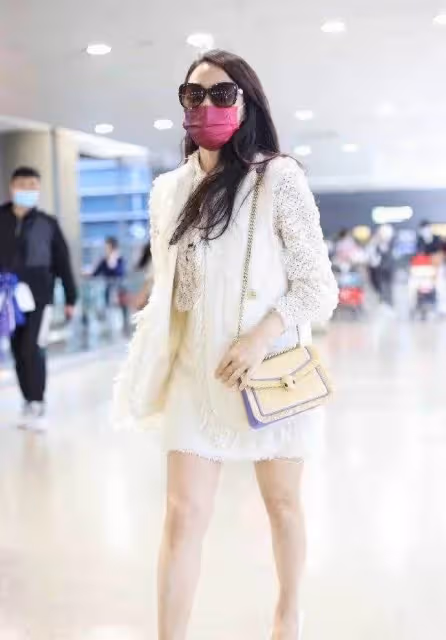 伊能靜真把自己當小姑娘,走機場打扮玩下衣失蹤,一雙美腿真撩人,網友:不敢相信這雙腿是54歲