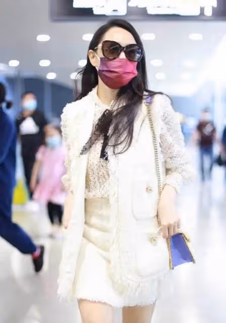 伊能靜真把自己當小姑娘,走機場打扮玩下衣失蹤,一雙美腿真撩人,網友:不敢相信這雙腿是54歲