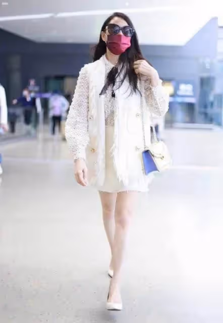 伊能靜真把自己當小姑娘,走機場打扮玩下衣失蹤,一雙美腿真撩人,網友:不敢相信這雙腿是54歲