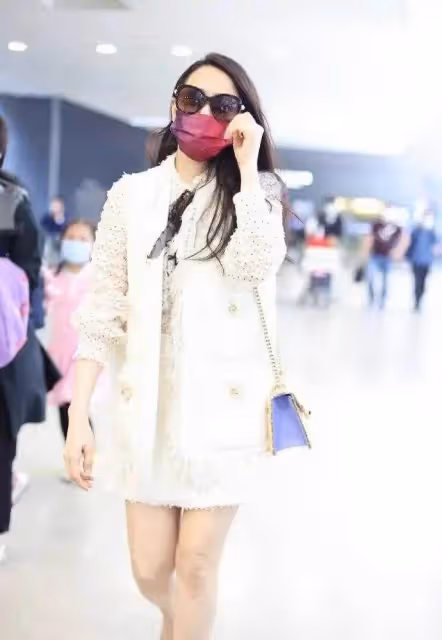 伊能靜真把自己當小姑娘,走機場打扮玩下衣失蹤,一雙美腿真撩人,網友:不敢相信這雙腿是54歲