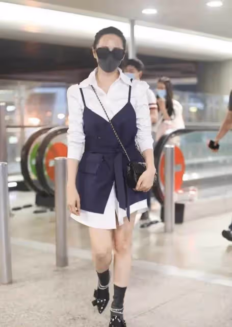 伊能靜真把自己當小姑娘,走機場打扮玩下衣失蹤,一雙美腿真撩人,網友:不敢相信這雙腿是54歲