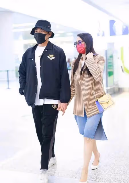 伊能靜真把自己當小姑娘,走機場打扮玩下衣失蹤,一雙美腿真撩人,網友:不敢相信這雙腿是54歲