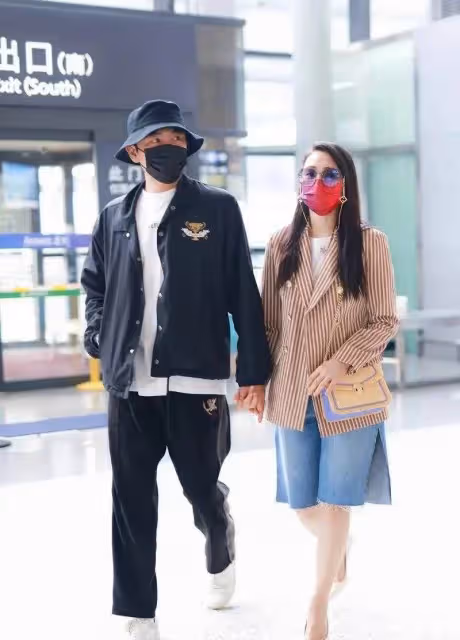 伊能靜真把自己當小姑娘,走機場打扮玩下衣失蹤,一雙美腿真撩人,網友:不敢相信這雙腿是54歲