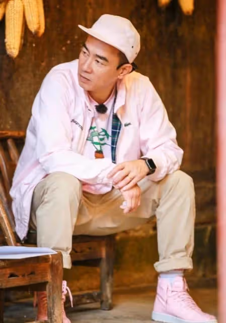陳小春辦55歲生日派對,穿格紋衫戴棒球帽,比大6歲岳父更顯年輕