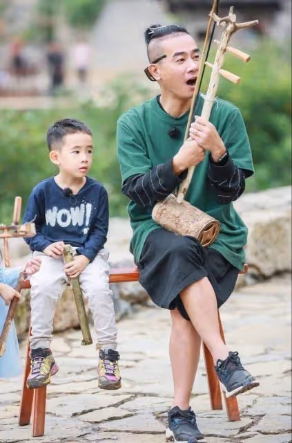 陳小春辦55歲生日派對,穿格紋衫戴棒球帽,比大6歲岳父更顯年輕